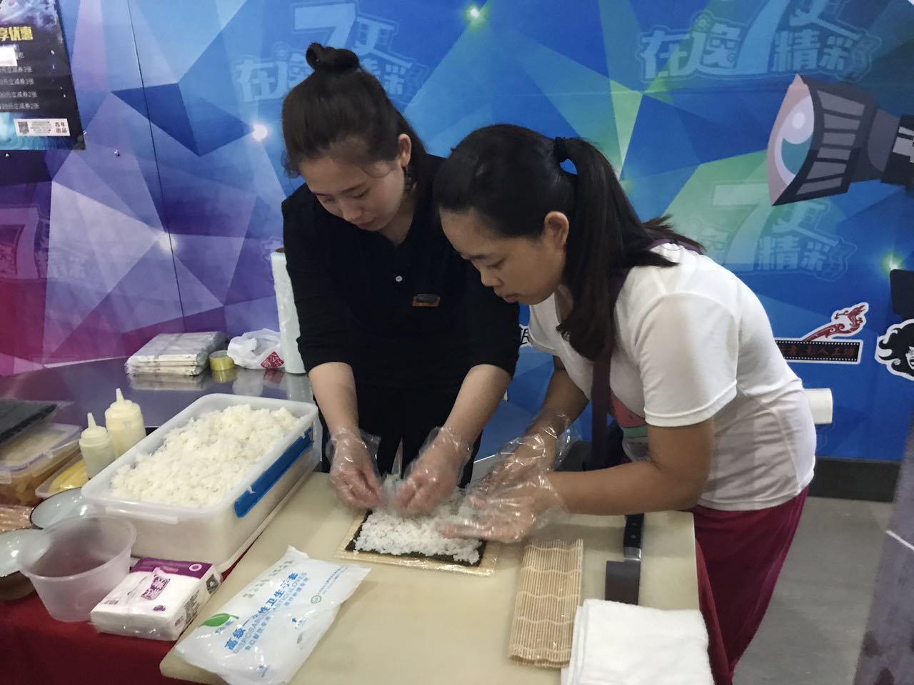 百惠公社携手金逸影城进行寿司DIY活动